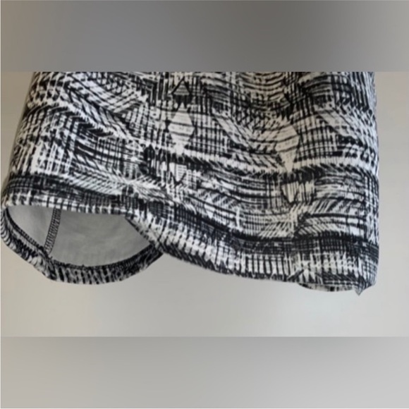 Women's Aztec Printed Scoop Neck Key Hole Black & White Crop Tank Top - Size XS - Picture 11 of 16